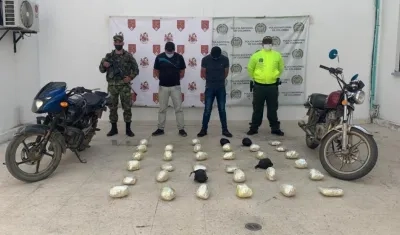 Efraín Santiago Ortega y Miguel Antonio Santiago Ortega con la droga incautada. 