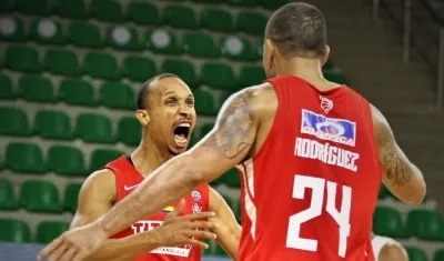 Adris De León celebra con Jonathan Rodríguez. 