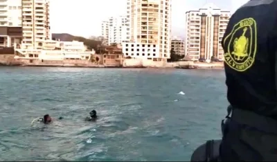 Personal de la Armada Nacional en labores de rescate.