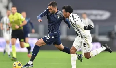 Juan Guillermo Cuadrado marca a Mohamed Fares. 