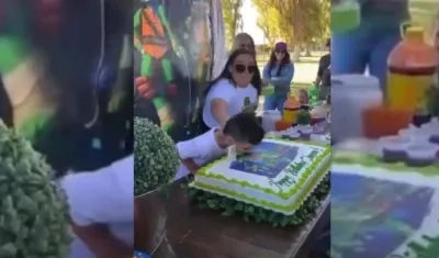 Momento en que la tía del chico le mete la cabeza en el pudín. 