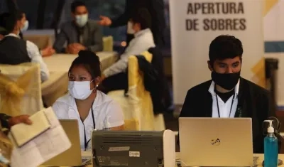 Funcionarios electorales dispuestos para el conteo de la votación.