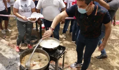 El Alcalde Carlos Ordosgoitia, en plena 'chicharronada'.