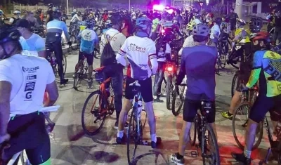 Ciclistas durante la protesta. 