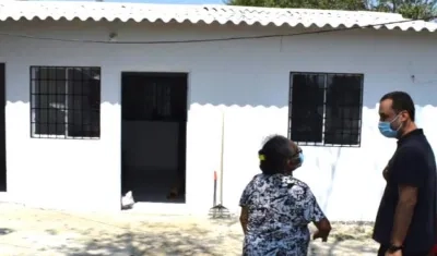 El Alcalde José Fernando Vargas con una de las beneficiarias.