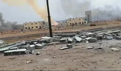 Los estallidos provocaron una enorme columna de humo y cuantiosos destrozos.