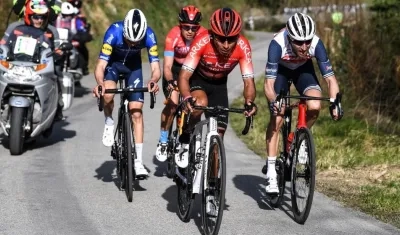 Ataque de Nairo Quintana durante la carrera, seguido por Bauke Mollema, Mauri Vansevenant y Mikel Landa. 