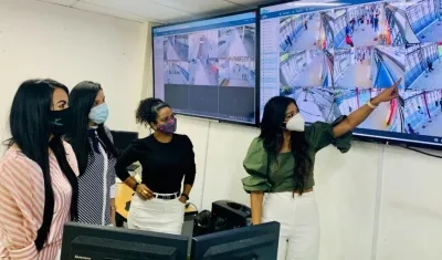 Nathalie Cotes, jefa de Programación y Modelación de Transmetro, con sus compañeras en el Centro de Control.