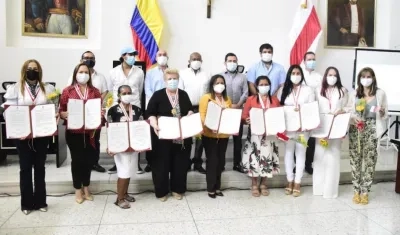 El grupo de mujeres exaltadas con algunos diputados.