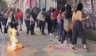 Grupo de mujeres arremetiendo contra locales comerciales.