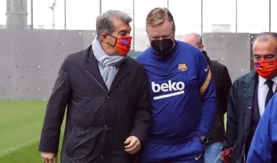 Joan Laporta y Ronald Koeman, entrenador del equipo.