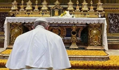 El Papa Francisco en oración en la Basílica Santa María, después de su viaje a Irak.