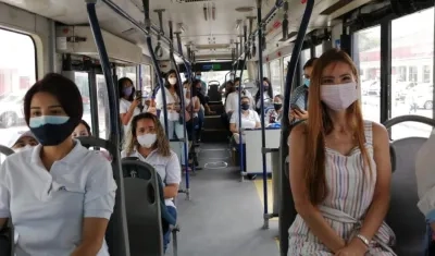La Primera Dama, Silvana Puello en el bus rosa de Transmetro.