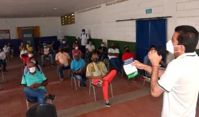 El alcalde Rodolfo Ucrós con la comunidad. 
