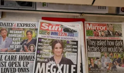 Portada de periódicos británicos que recogen la entrevista a los duques de Sussex, Harry y Meghan. 