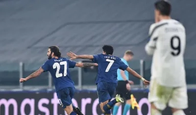 El goleador guajiro Luis Díaz celebrando con Sergio Oliveira, mientras Cristiano Ronaldo observa desconsolado.