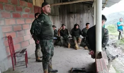 Los militares retenidos.