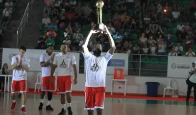Xavier Roberson levanta el trofeo de campeón en Barranquilla. 