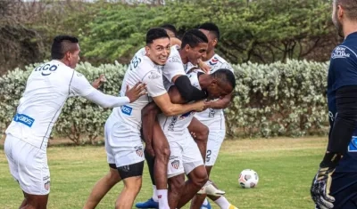 Jugadores de Junior en el último entrenamiento antes del partido. 