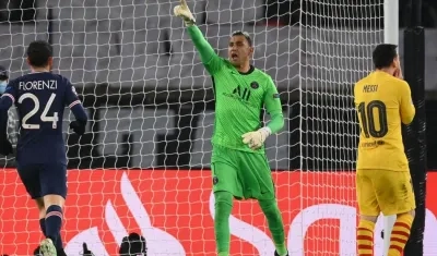 El portero le atajó un penal a Lionel Messi.