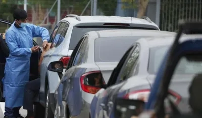 Una persona es vacunada contra el Covid-19 en su vehículo, en el Estadio Nacional de Santiago (Chile). 