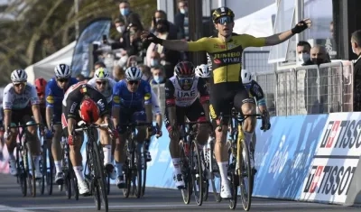 Fernando Gaviria cruza tercero por detrás de Van Aeert y Ewan. 