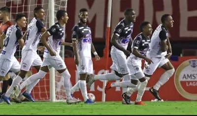 Willer Ditta celebrando con sus compañeros el gol del triunfo.