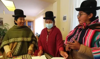 Alicia Canaviri (c), directora del Centro de Desarrollo Integral de la Mujer Aymara (CDIMA), junto a Virginia Benito (i) y Santusa Alejo (d).