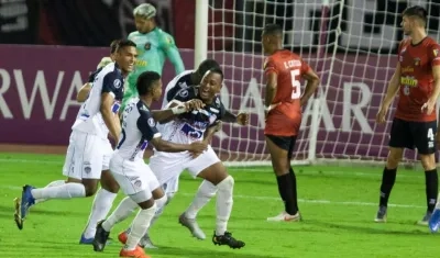 Willer Ditta celebra tras el gol de triunfo ante Caracas. 