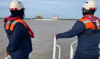 La draga 'Bartolomeu Dias' trabajando en la adecuación previa del canal.