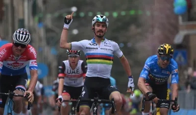 Julian Alaphilippe gana la jornada. 