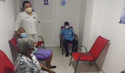 Johana Bueno, directora del Dadis, con adultos mayores próximos a vacunarse.