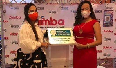 Momento de entrega de la placa.