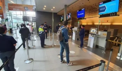 Pasajeros haciendo checking en el Aeropuerto El Dorado.