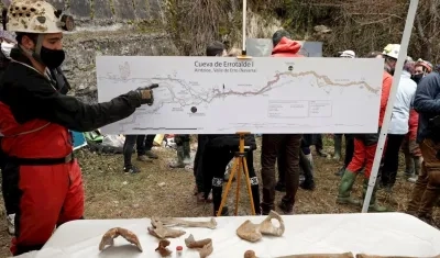 Un arqueólogo explica sobre un mapa el lugar donde se ha localizado uno de los esqueletos mejor conservados de prehistoria que tiene más de 11.700 años. 