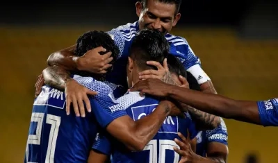 Jugadores de Millonarios celebran un gol. 
