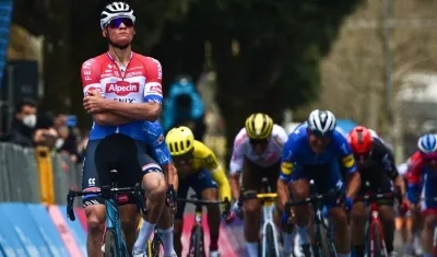 Mathieu Van der Poel se impone, con Sergio Higuita (amarillo) entrando de cuarto.