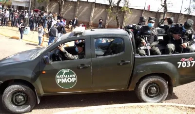 Militares hondureños custodiando las zonas electorales.