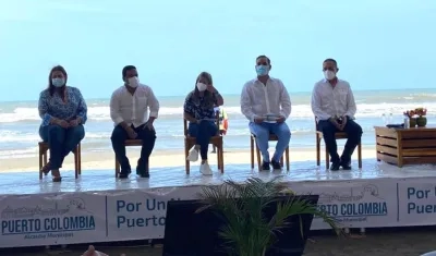La ceremonia en la orilla del mar.