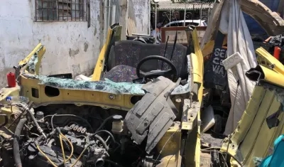 Taxi desmantelado que halló la Policía en el barrio Santa María. 