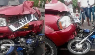 La camioneta y la moto implicadas en el trágico accidente.