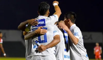 Jugadores de Millonarios celebran un gol. 