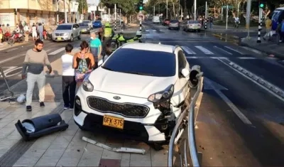 El vehículo en la rampa de acceso a la estación de Transmetro. 