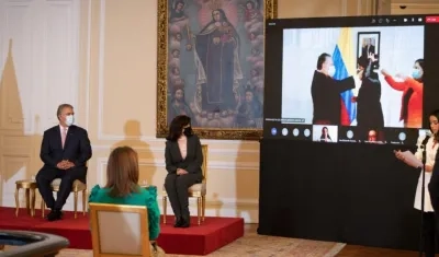 La colombiana Diana Trujillo, ingeniera de la Nasa, recibió la Cruz de Boyacá.