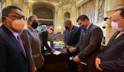 Efraín Cepeda radicando la iniciativa en Cámara de Representantes.