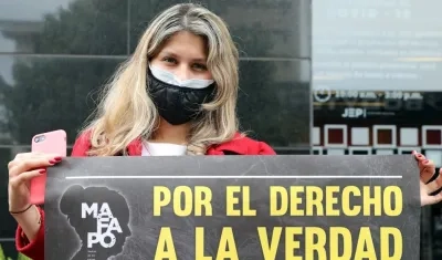 Colectivos de las víctimas de las ejecuciones extrajudiciales en Colombia, conocidas como "falsos positivos", fueron registrados este martes, durante un plantón frente a la sede de la Jurisdicción Especial para la Paz (JEP), en Bogotá (Colombia) 