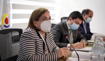 Reunión de entes de control para evaluar vacunación en Colombia.