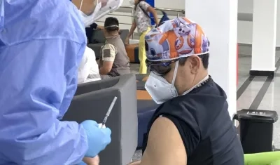 Sigue la vacunación contra el Covid-19 al personal sanitario de Barranquilla.