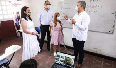 El Presidente en una de las instituciones beneficiadas.