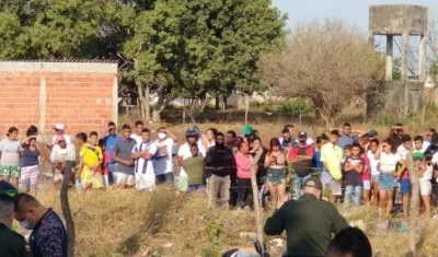 Muchas personas se aglomeraron en el lugar donde ocurrió el crimen. 